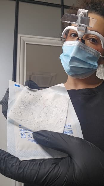 La praticienne Electraderm avec son équipement de travail
